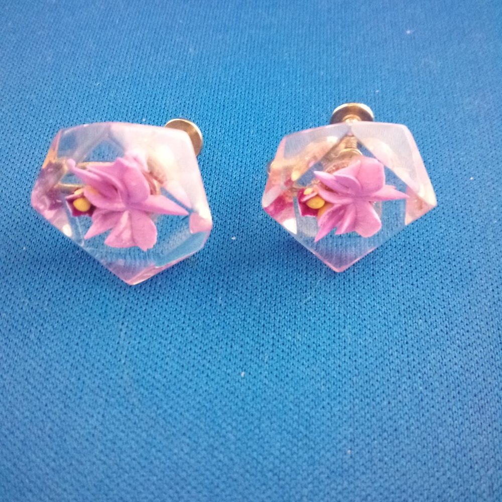Vintage mid century lucite earrings purple orchid design screwbacks